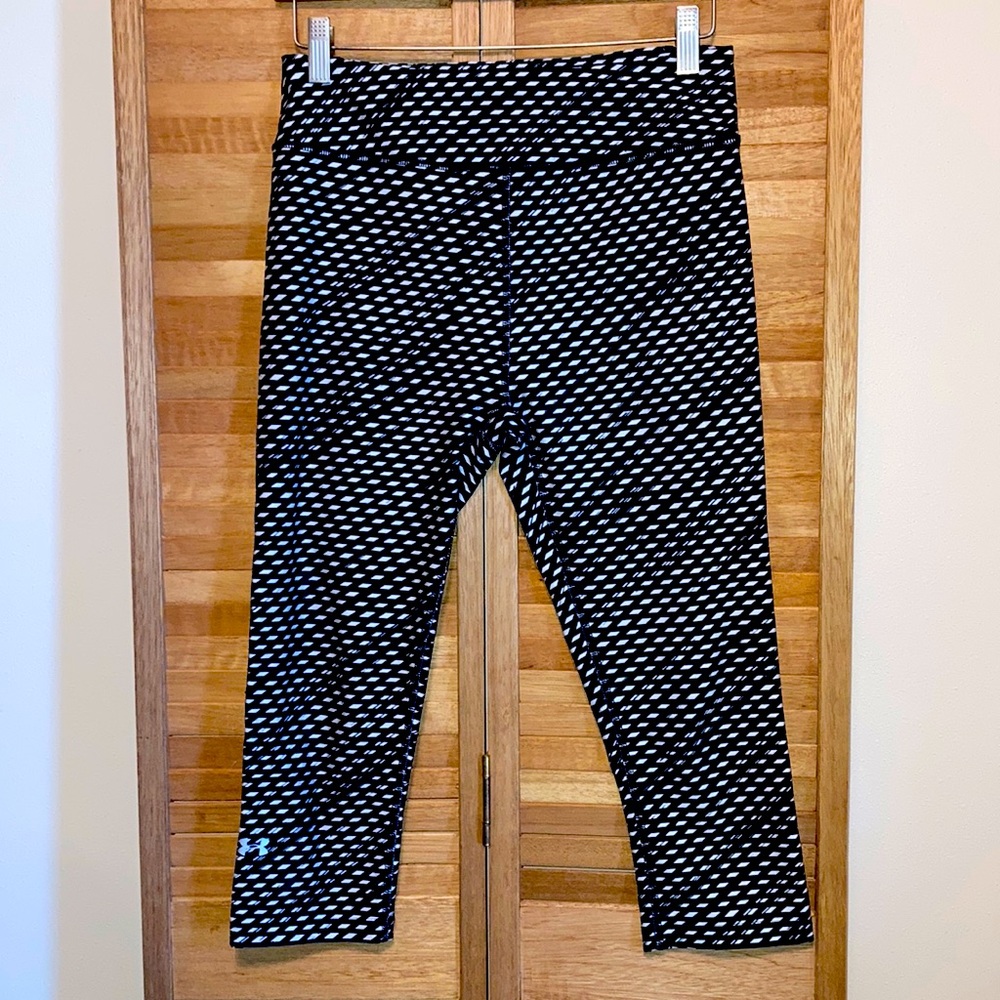 UA Under Armour womens sz Medium Compression Workout Leggings capri black white